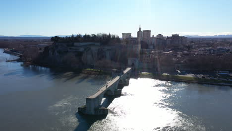 Pont-Saint-bénézet-Y-El-Palacio-De-Los-Papas-Avignon-Francia-Día-Soleado-Aéreo-Ródano